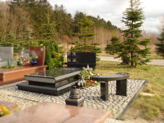 Nagrobek z ciemnego kamienia — realizacja ALMAK